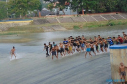 Viral Waterboom Dadakan di Bendukan Banjir Kanal Barat Semarang