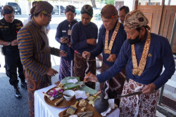 Jelang HUT ke-193, Pemkab Bantul Gelar Prosesi Jamsan Pusaka di Rumah Dinas Bupati