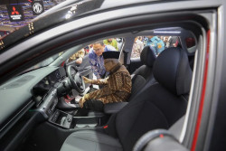 Momen Wapres Ma'ruf Amin Jajal Hyundai  Kona Electric di Acara GIIAS 2024
