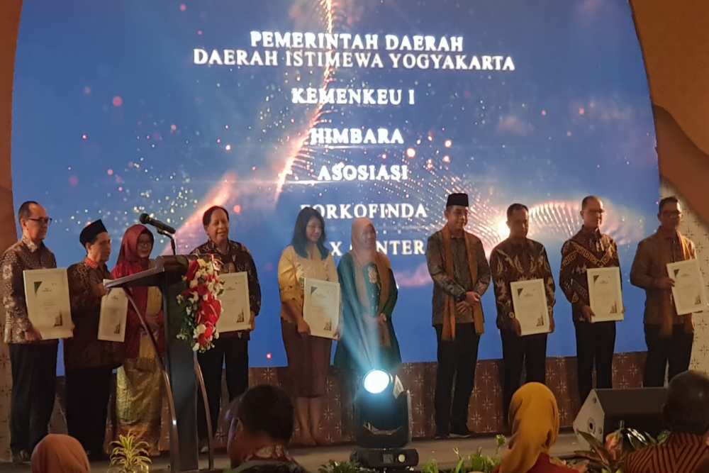 Kanwil DJP DIY Memberikan Penghargaan kepada Wajib Pajak Berprestasi