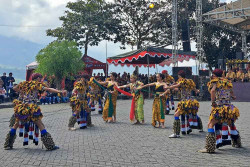 Festival Gedruk Sambut Pengunjung Ketep Pass Magelang