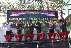 Sejarah Terulang, Pembangunan Talud dan Pagar Makam di Kampung Mrican Menjadi Sasaran TMMD 2024