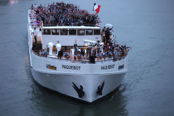 Olimpiade Paris 2024 Dibuka dengan Defile Bersejarah, Parade di Sungai Seine