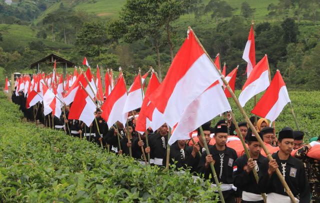 Sambut HUt RI ke-79, Pemkab Temanggung Bagikan Ribuan Bendera Merah Putih ke Masyarakat