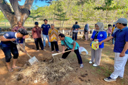 Mahasiswa UMBY Latih Petani Membuat Pupuk Organik