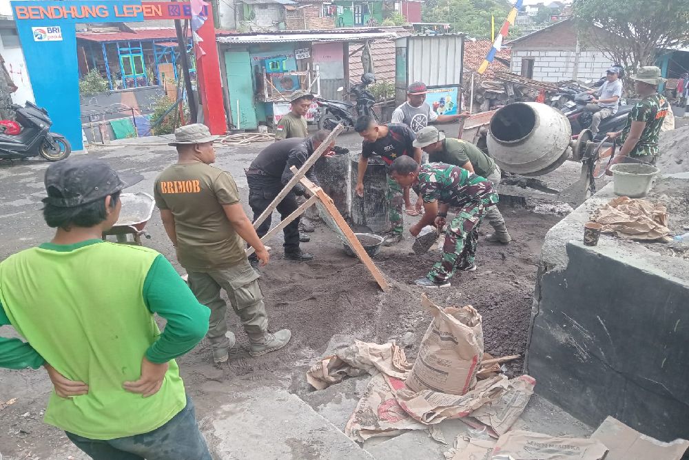 Dansatgas TMMD ke Lapangan Bantu Pekerjaan TMMD ke-121