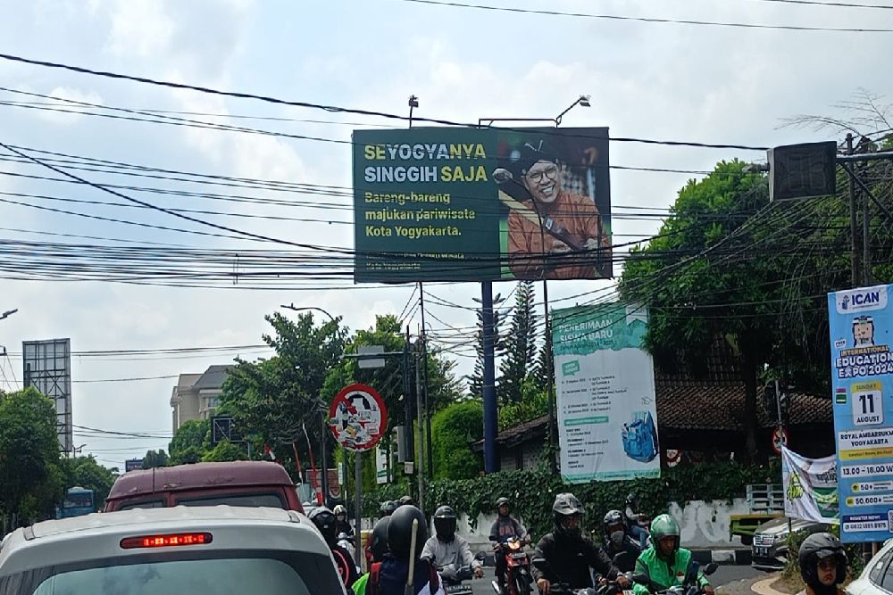 Tak Ada Izin, Satpol PP Kota Jogja Copot Belasan Reklame Bermuatan Bacalon Wali Kota