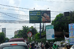 Tak Ada Izin, Satpol PP Kota Jogja Copot Belasan Reklame Bermuatan Bacalon Wali Kota