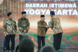 Seratus Persen Warga Terlindungi JKN, DIY Terima Penghargaan UHC Awards