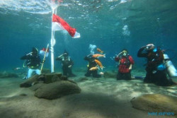 Jelang HUT RI, Puluhan Penyelam Gelar Upacara Underwater di Umbul Ponggok Klaten