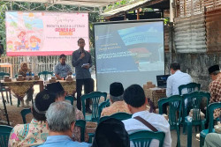 BEDAH BUKU: Lewat Buku, Warga Belajar Mengasuh Anak dengan Benar