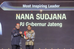 Catatkan Kinerja Positif, Nana Sudjana Raih Penghargaan Most Inspiring Leader