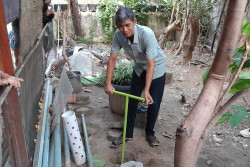 12 Bank Sampah di Kelurahan Baciro Dapat Edukasi Pembuatan Biopori