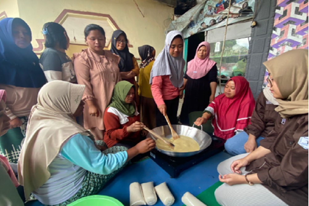 Program UII Mengabdi, Dosen Prodi Farmasi Gelar Pelatihan Pembuatan Minuman Herbal di Magelang