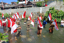 Upacara HUT ke-79 Kemerdekaan RI: Mahasiswa dan Warga Kibarkan Bendera di Sungai Code Jogja