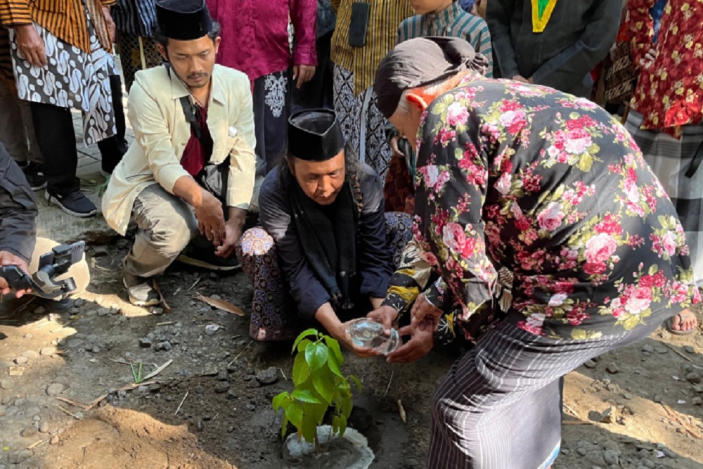 Warga Klenggotan Gelar Merti Dusun dan Tanam Pohon, Jaga Kelestarian Alam