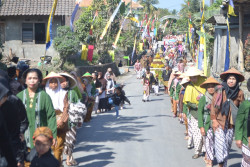 Mohon Keselamatan, Warga Kaliurang Gelar Kirab Umbul Doa Pepunden Merapi