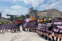 Kecewa Terhadap Penundaan Proyek, Ratusan Pekerja Konstruksi Gelar Aksi Demo