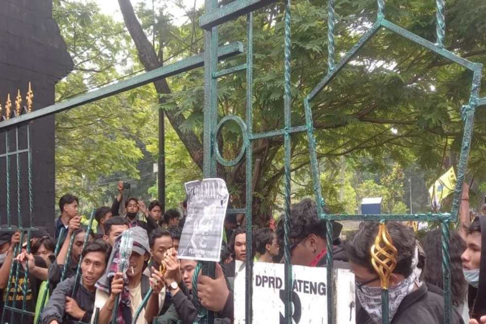 Demo Gedung DPRD Jawa Tengah Rusuh, Belasan Mahasiswa Dilarikan ke RS karena Gas Air Mata