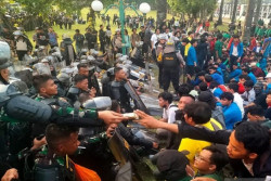 Unjuk Rasa Tolak RUU Pilkada, Ketika Tentara dan Demonstran Berbagi Rokok di Depan Gedung DPR