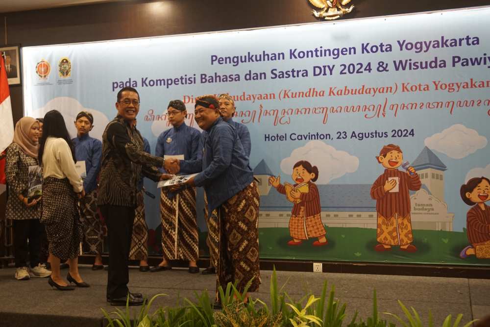 Disbud Jogja Kukuhkan Kontingen Kompetisi Bahasa-Sastra DIY 2024 & Wisuda Pawiyatan Panatacara