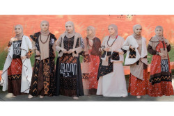 Iffah M Dewi Bawa Koleksi Tombo Ati dari Sogan Batik di Jogja Fashion Week 2024