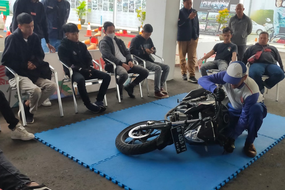 5 Tips Mendirikan Sepeda Motor Jatuh ala Honda Istimewa