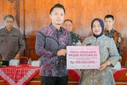 Ratusan Pedagang Terdampak Kebakaran Pasar Kutoarjo Diberi Bantuan