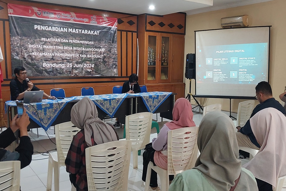 Fakultas Komunikasi dan Ilmu Sosial Telkom University dan BUMDES Langonsari Kerjasama Pengembangan Pemasaran Digital