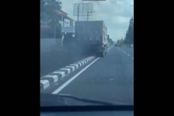 Viral Truk Melintasi Separator Ring Road Utara, Polisi Buru Pengemudi