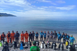 Peringati Hari Hiu Paus Internasional, Anggota Dewan Pers Lepas Penyelam Gorontalo Bersihkan Sampah Laut