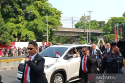 Paus Fransiskus Sapa Warga Jakarta Saat Perjalanan ke Istana