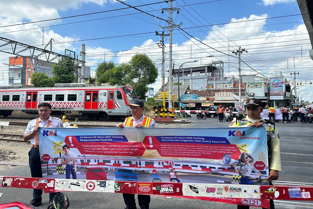 Cegah Kecelakaan, KAI Commuter Sosialisasikan Keselamatan Pelintasan Sebidang di 16 Lokasi Secara Serentak