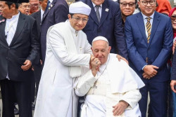 Momen Haru Imam Besar Istiqlal Cium Kening Paus Fransiskus Dibalas Cium Tangan