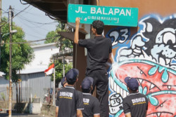 Cegah Kecelakaan Lalu Lintas, Dinas Perhubungan Bersihkan Rambu