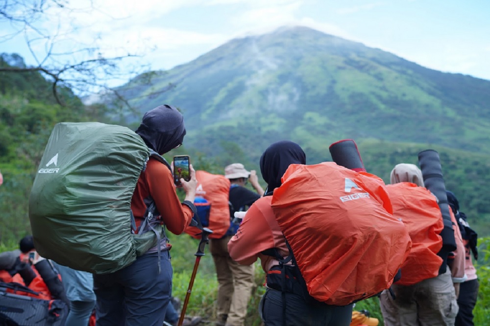 Dikelola Bersama EIGER Adventure, Gunung Kembang Terima Penghargaan Gunung Bebas Sampah Pertama di Indonesia