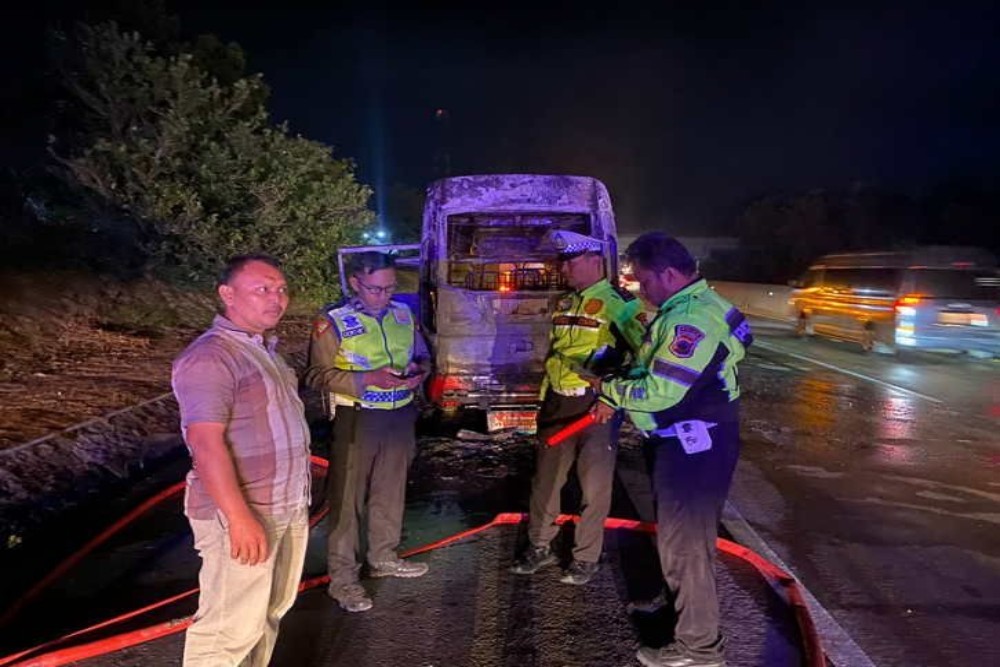 Isuzu Elf Berpenumpang 19 Orang Terbakar di Tol Solo-Semarang