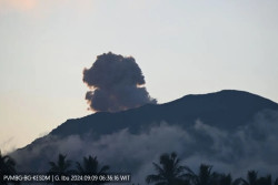 Gunung Ibu Alami Tiga Kali Erupsi Senin Pagi Ini