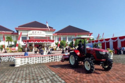 Anggota DPRD Sukoharjo Berangkat ke Pelantikan Naik Traktor
