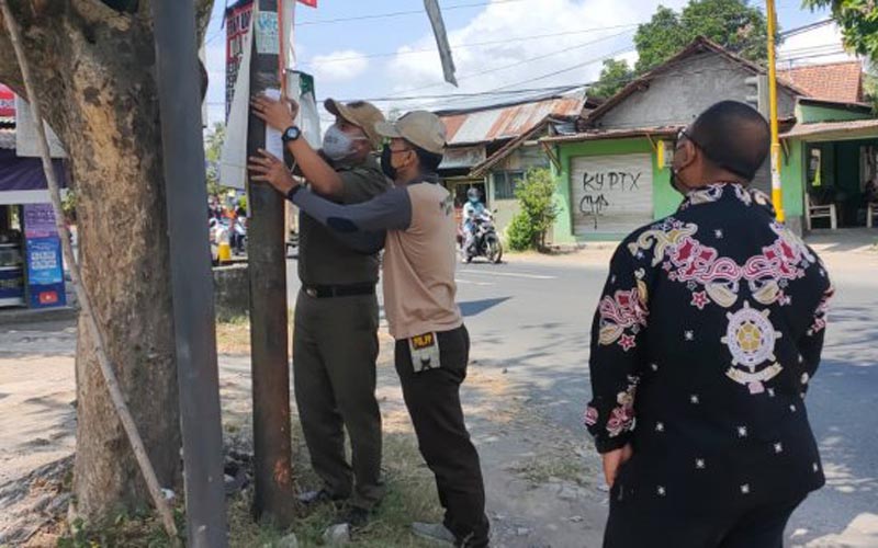 Terabas Aturan dan Bahayakan Pengguna Jalan, Banyak Baliho Dibongkar Paksa Satpol PP Bantul