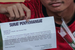 Tak Kunjung Menang, Suporter PSS Pakai Cara Unik Ini untuk Dukung Timnya