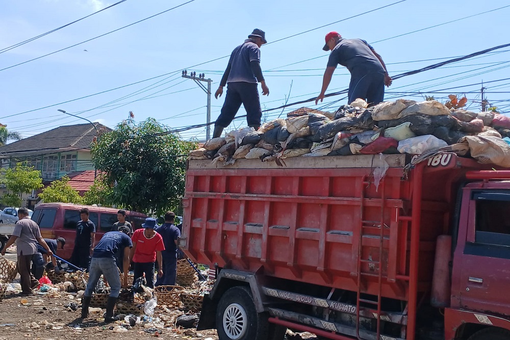 Empat Truk Dikerahkan Angkut Sampah Liar di Terban