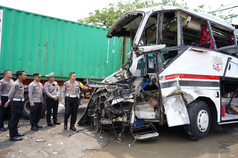 6 Tewas Akibat Kecelakaan Bus Surya Bali dengan 2 Truk di Jalur Pantura Pati-Rembang