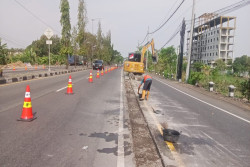 Pembangunan Konstruksi Tol Jogja-Solo Melayang di Atas Ringroad Trihanggo Sleman Dimulai: Separator Dibongkar dan Diaspal