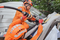 Kronologi Mobil Boks Tabrak Pohon di Jalan Jogja-Wonosari hingga Pengemudi Meninggal Dunia