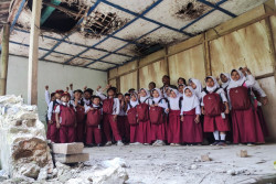 Tim EIGER Adventure Tempuh Perjalanan Terjal, Kirim Bantuan Tas untuk  Siswa Sekolah Terpencil di Puncak Pegunungan Jawa Barat