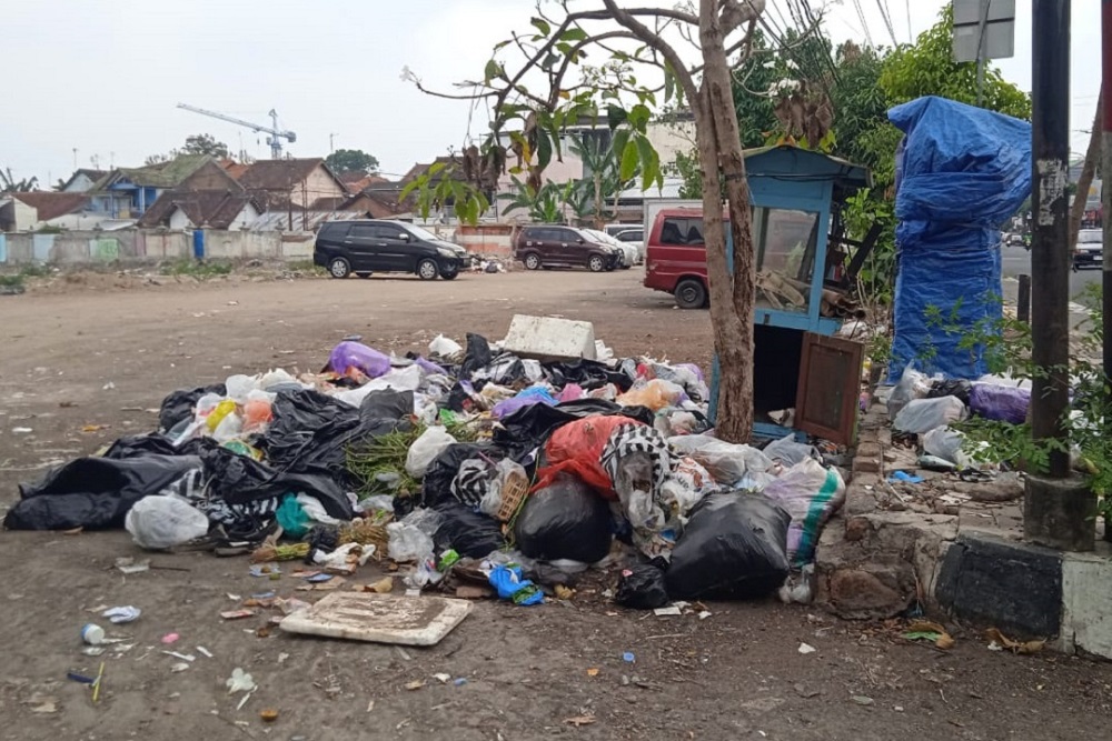 Sudah Dibersihkan Pemkot, Tumpukan Sampah Liar Muncul Kembali di Pasar Terban