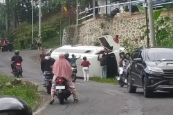 Mobil Terguling di Kemuning Karanganyar, Diduga Alami Rem Blong