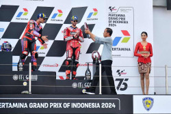 Begini Momen ketika Presiden Jokowi Serahkan Trofi MotoGP Mandalika kepada Jorge Martin