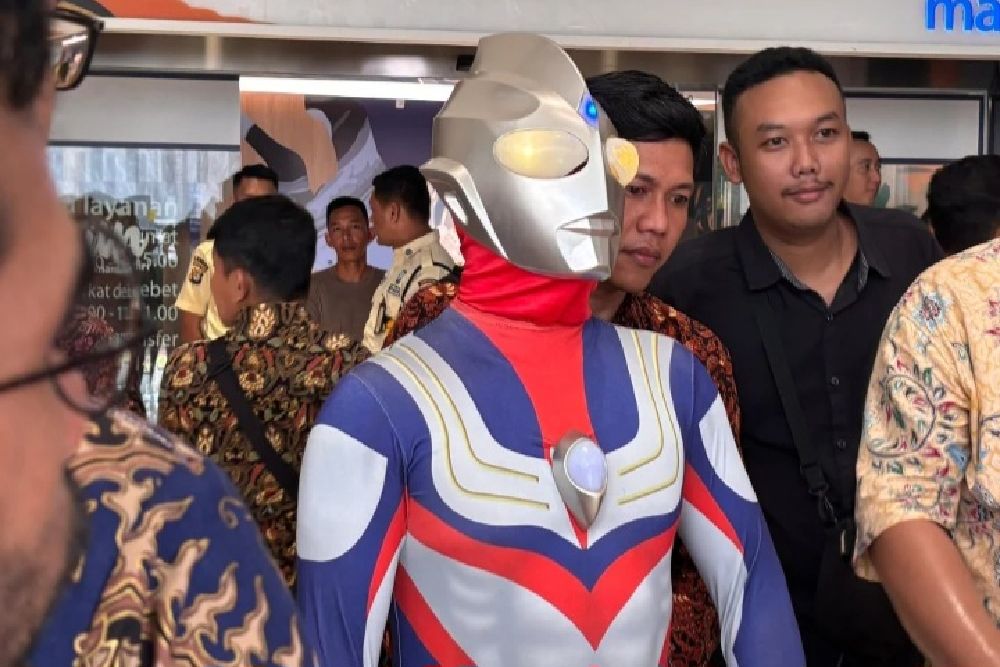 Ada Caleg Pakai Kostum Ultraman saat Pelantikan Anggota DPR RI 2024-2029